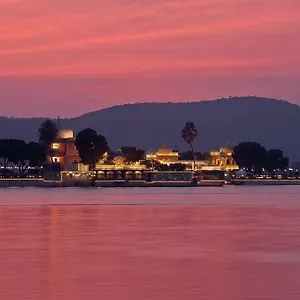 Jagmandir Island Palace - Grand Heritage 5* Udaipur